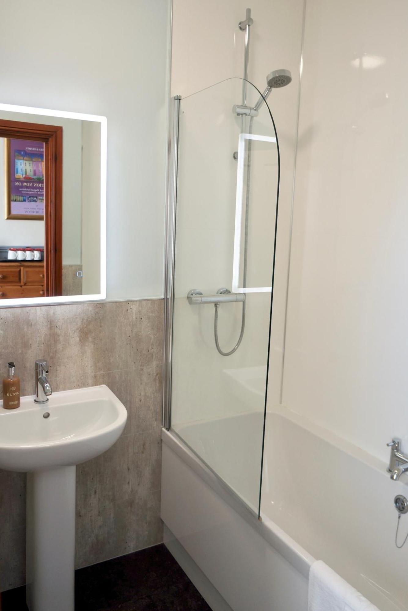 Castle Inn Newport  Phòng bức ảnh